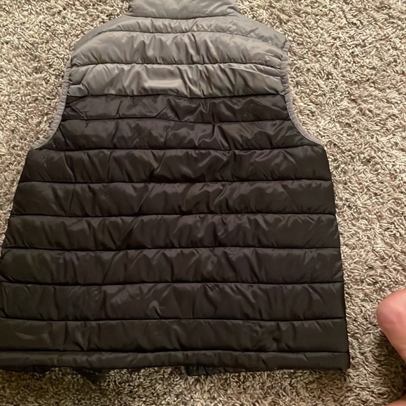 Youth size 10/12 reversible puffer vest - Picture 4 of 4